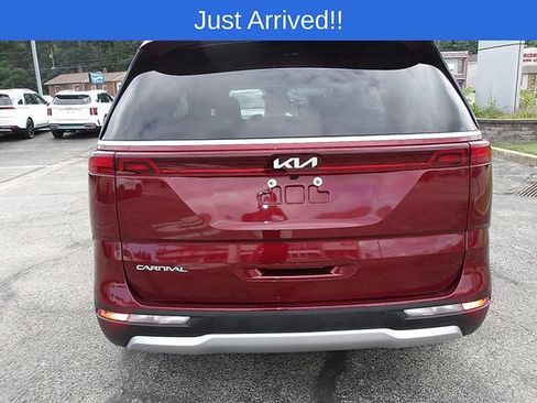 Used 2024 Kia Carnival EX FWD image 6
