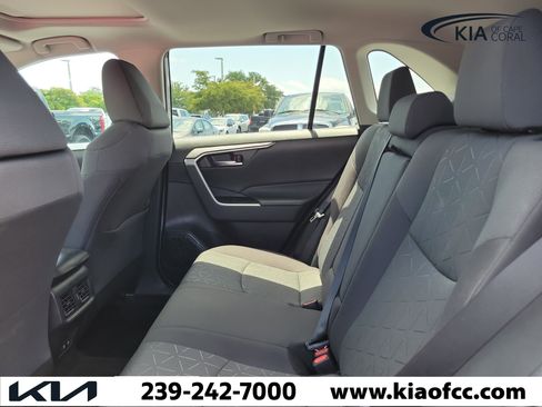 Used 2021 Toyota RAV4 XLE w/ Convenience Package FWD image 15