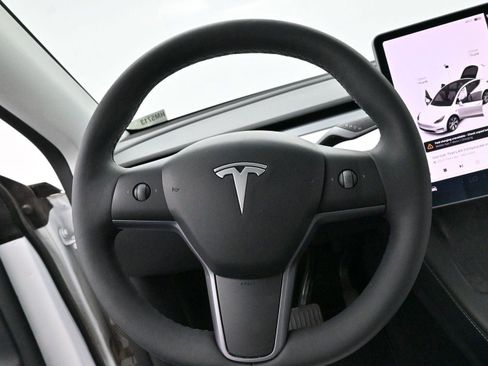 Used 2021 Tesla Model Y Long Range image 17