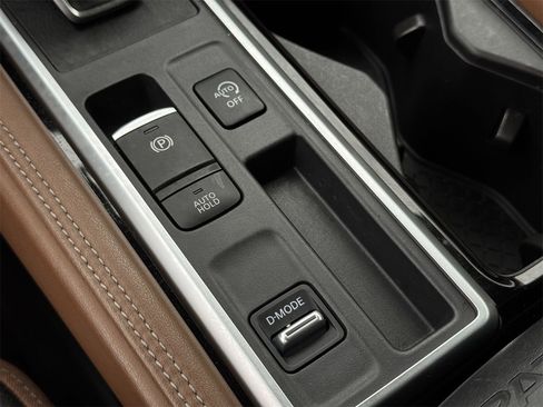 Used 2023 Nissan Pathfinder Platinum image 19