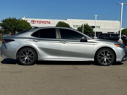 Used 2021 Toyota Camry SE FWD image 3