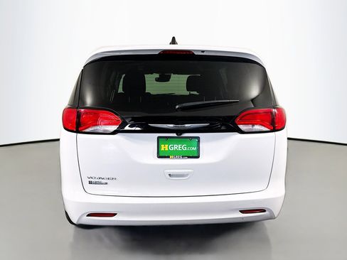 Used 2023 Chrysler Voyager LX image 8