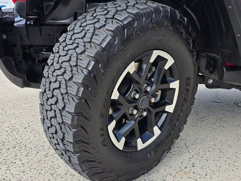 Used 2025 Jeep Wrangler Unlimited Rubicon 4xe w/ Convenience Group AWD/4WD image 14