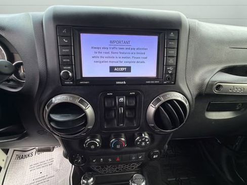 Used 2018 Jeep Wrangler Unlimited Sahara image 12