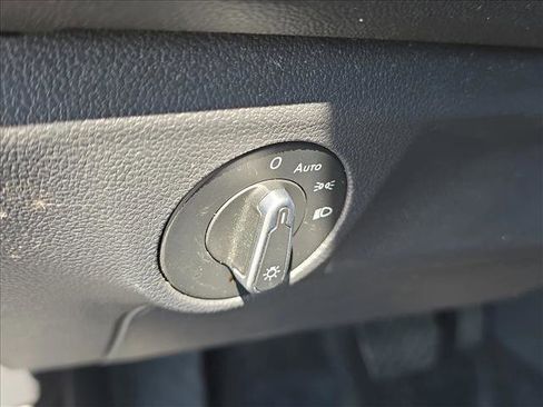 Used 2024 Volkswagen Jetta SE w/ Panoramic Sunroof Package FWD image 9