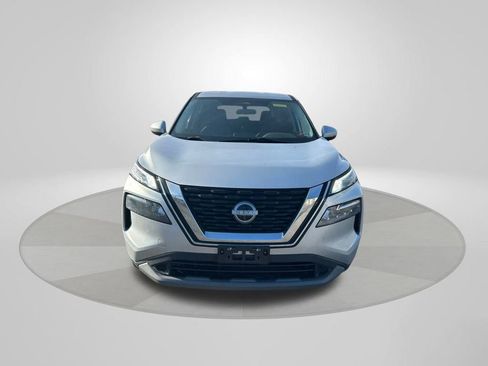 Used 2022 Nissan Rogue SV image 2