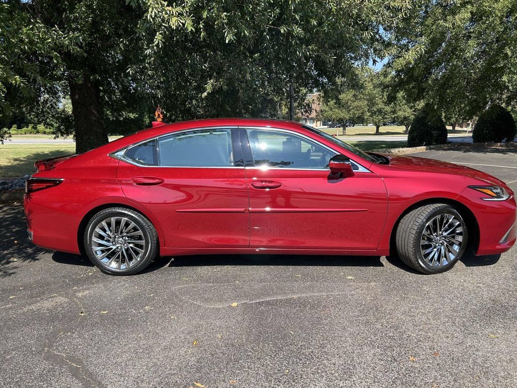 Used 2025 Lexus ES 300h Ultra Luxury FWD image 2