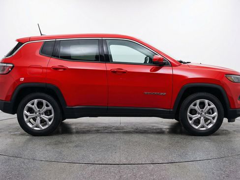 Used 2025 Jeep Compass Latitude AWD/4WD image 11