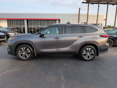 Certified 2023 Toyota Highlander XLE FWD image 2