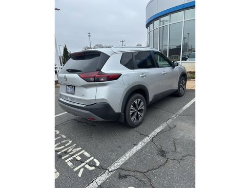 Used 2022 Nissan Rogue SV w/ SV Premium Package image 5