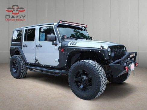 Used 2013 Jeep Wrangler Unlimited Sahara w/ Connectivity Group AWD/4WD image 11