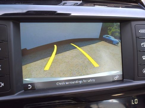 Used 2017 Jaguar XE Premium RWD image 21