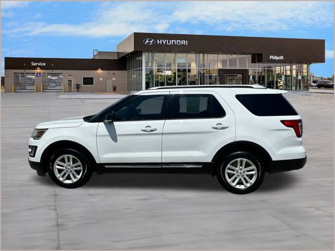 Used 2017 Ford Explorer XLT w/ Equipment Group 201A image 2