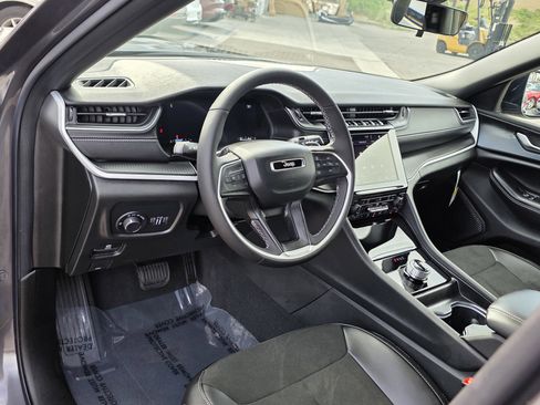 New 2025 Jeep Grand Cherokee Altitude image 10