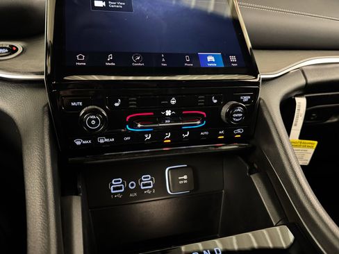 Used 2024 Jeep Grand Cherokee Limited image 27