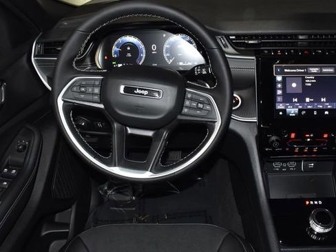 New 2025 Jeep Grand Cherokee Altitude image 13