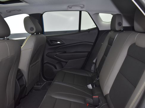 Used 2025 Chevrolet Trax ACTIV w/ Sunroof Package FWD image 18
