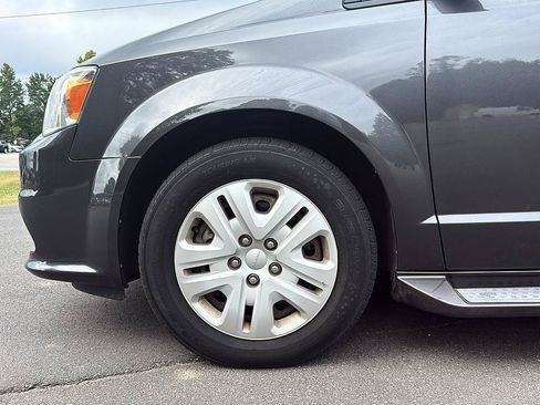 Used 2018 Dodge Grand Caravan SE w/ UConnect Hands-Free Group FWD image 12