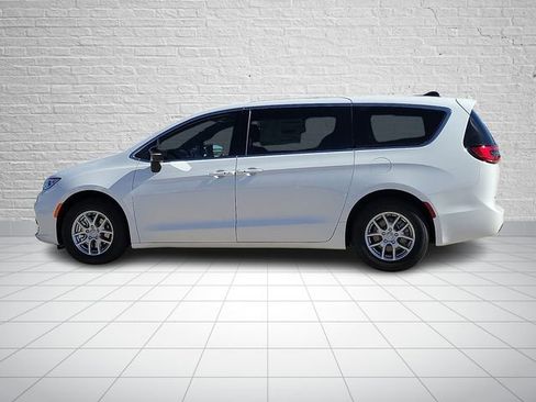 New 2026 Chrysler Pacifica Select image 2