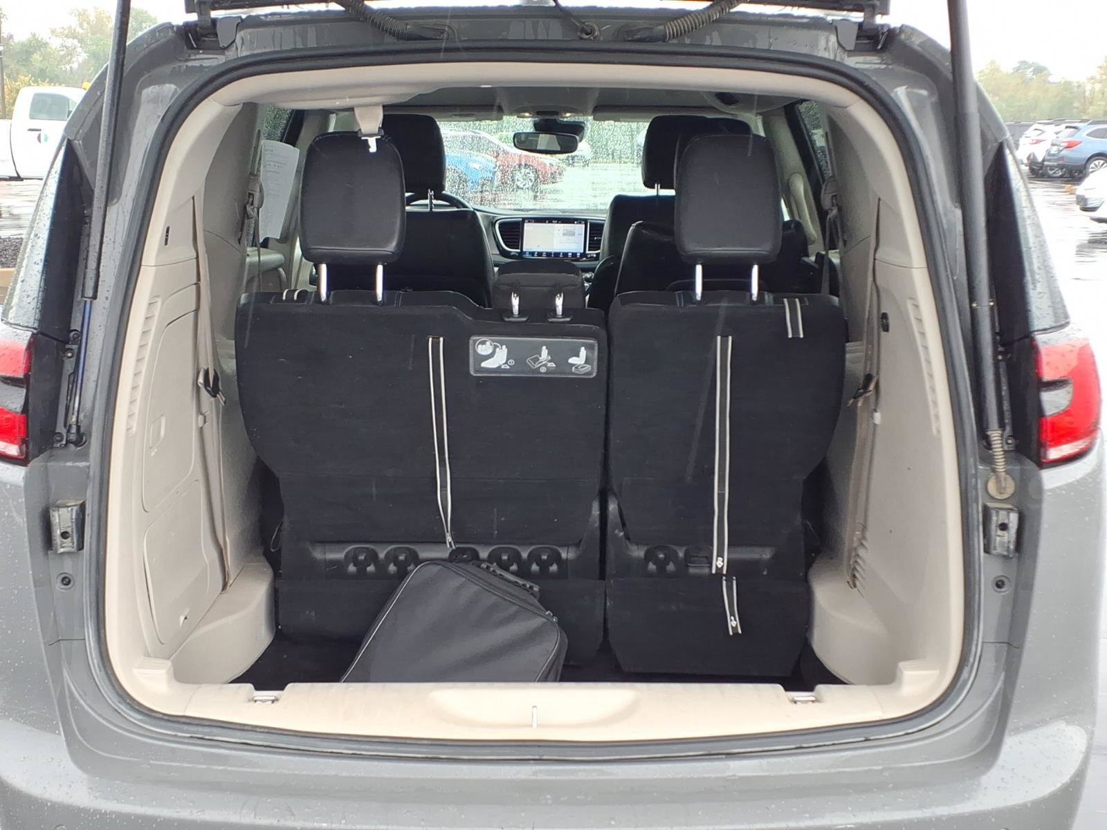 Used 2021 Chrysler Pacifica Touring-L FWD image 26