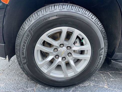 Used 2024 Chevrolet Suburban LT RWD image 12