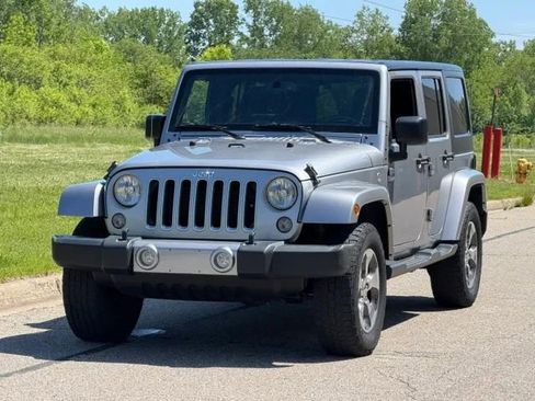 Used 2016 Jeep Wrangler Unlimited Sahara w/ Dual Top Group AWD/4WD image 24