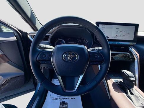 Used 2023 Toyota Venza XLE image 37