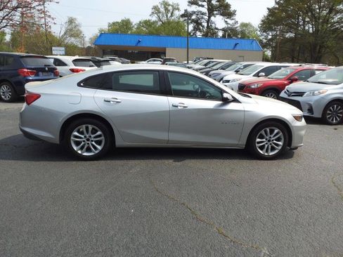 Used 2017 Chevrolet Malibu LT image 2