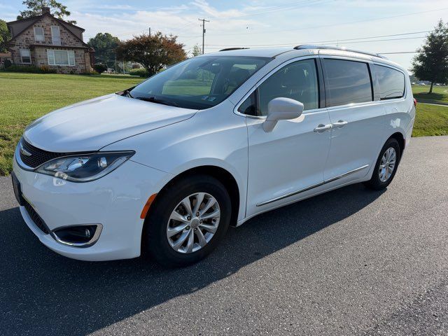 Used 2019 Chrysler Pacifica Touring-L FWD image 1