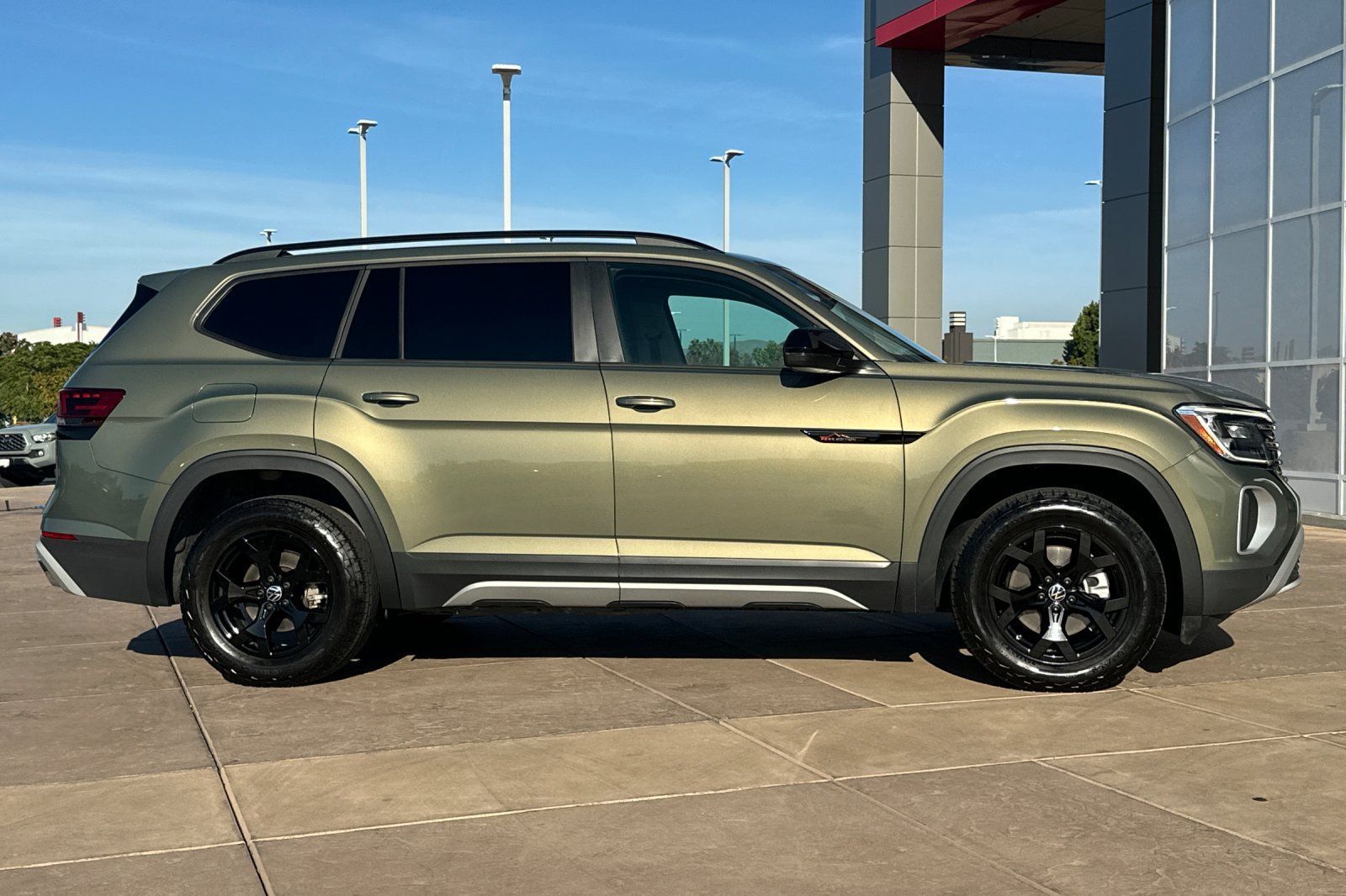 Used 2024 Volkswagen Atlas Peak Edition SEL AWD/4WD image 3