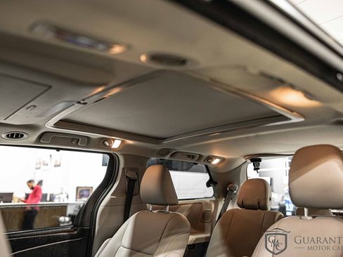 Used 2016 Toyota Sienna Limited Premium w/ Protection Package image 32