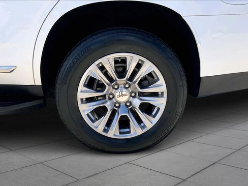 Used 2023 GMC Yukon SLT w/ SLT Premium Package image 11