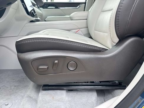 Used 2025 GMC Acadia Denali w/ LPO, All-Weather Package AWD/4WD image 23