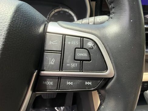 Used 2023 Toyota Highlander XLE AWD/4WD image 31