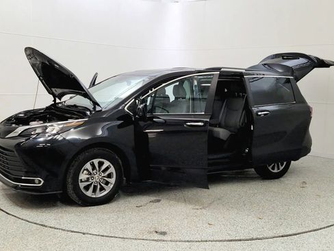Used 2024 Toyota Sienna XLE image 10