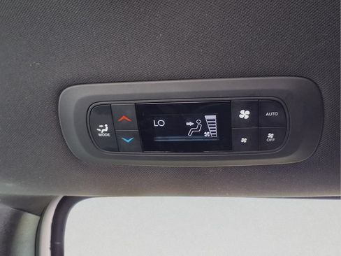 Used 2024 Chrysler Pacifica Limited FWD image 22