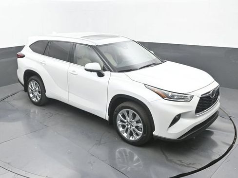 Used 2025 Toyota Highlander Limited FWD image 28
