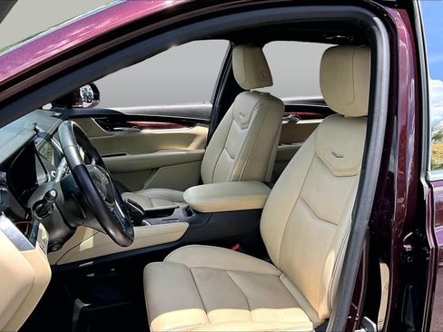 Used 2017 Cadillac XT5 Luxury w/ Driver Awareness Package FWD image 8