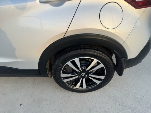 Used 2018 Nissan Kicks SV FWD image 30