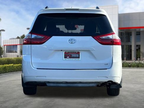 Used 2020 Toyota Sienna LE w/ Carpet Mat Package image 5