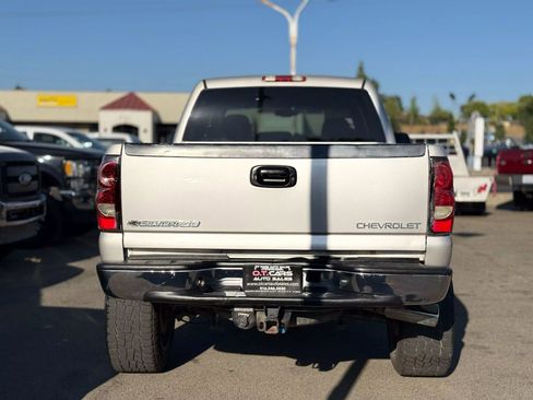 Used 2005 Chevrolet Silverado 2500 LS w/ Heavy-Duty Power Package image 2