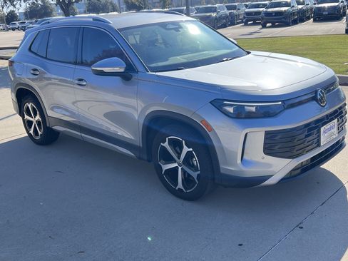 Certified 2025 Volkswagen Tiguan SE image 2