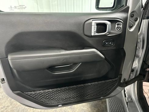 Used 2021 Jeep Gladiator Overland w/ LED Lighting Group AWD/4WD image 10