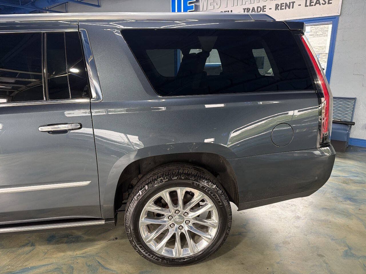 Used 2020 Cadillac Escalade ESV Premium Luxury AWD/4WD image 31