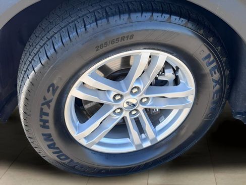 Used 2022 Ford Explorer XLT w/ Equipment Group 202A image 6