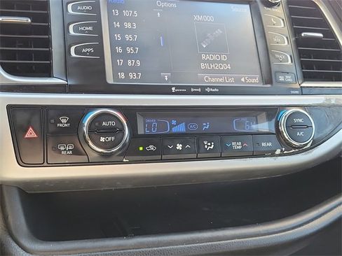 Used 2019 Toyota Highlander SE w/ Carpet Mat Package (TMS) image 22