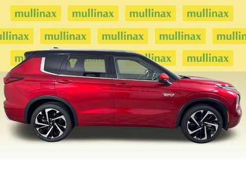 Used 2025 Mitsubishi Outlander 4WD Plug-In Hybrid image 2