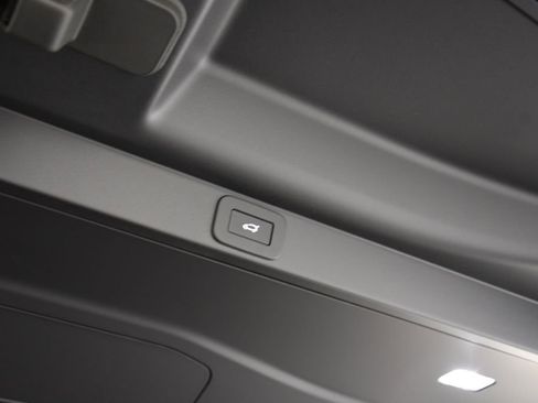 New 2025 Land Rover Range Rover Long Wheelbase SE image 24