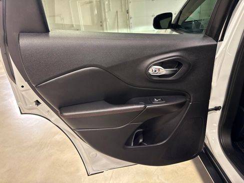 Used 2019 Jeep Cherokee Trailhawk AWD/4WD image 31