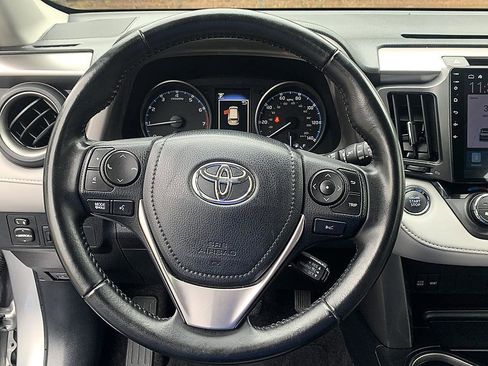 Used 2018 Toyota RAV4 XLE FWD image 12